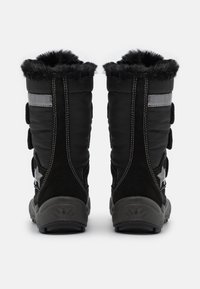 Svarta vinterkängor med mjuk pälskant, överdel i mocka och syntetmaterial, justerbara kardborreband och gummisula med mönster för grepp.