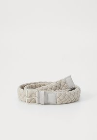 Ceinture en tissu beige tressé avec une élégante accent en cuir gris lisse et une boucle en métal argenté. Présente un tissage texturé sur toute sa longueur.