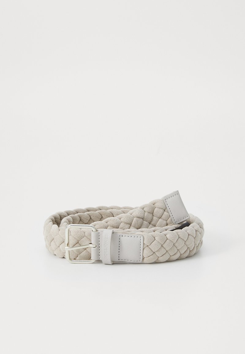 Ceinture en tissu beige tressé avec une élégante accent en cuir gris lisse et une boucle en métal argenté. Présente un tissage texturé sur toute sa longueur.