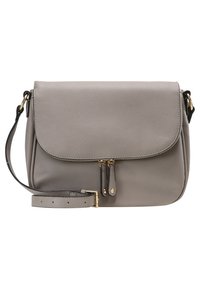 Borsa a tracolla in pelle grigia con chiusura a pattina, due zip e tracolla regolabile. Presenta una superficie testurizzata e accessori in metallo dorato.