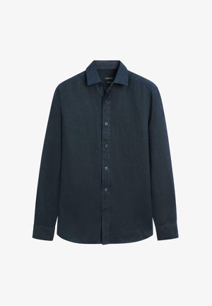 Dunkel marineblaues Hemd mit langen Ärmeln und Knopfleiste, klassischem Kragen und Standardmanschetten, flach auf weißem Hintergrund präsentiert.