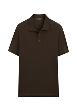 Polo marrone scuro a maniche corte con colletto e due bottoni sulla patta, design semplice, mostrato su sfondo bianco.