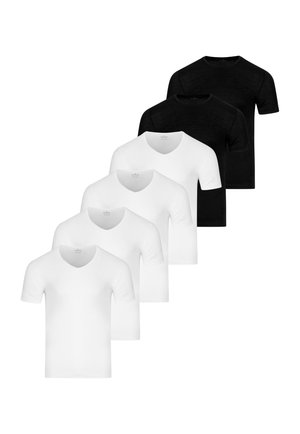 Cinque magliette a maniche corte semplici, tre bianche con scollo a V davanti, seguite da due magliette nere con scollo tondo dietro di esse.