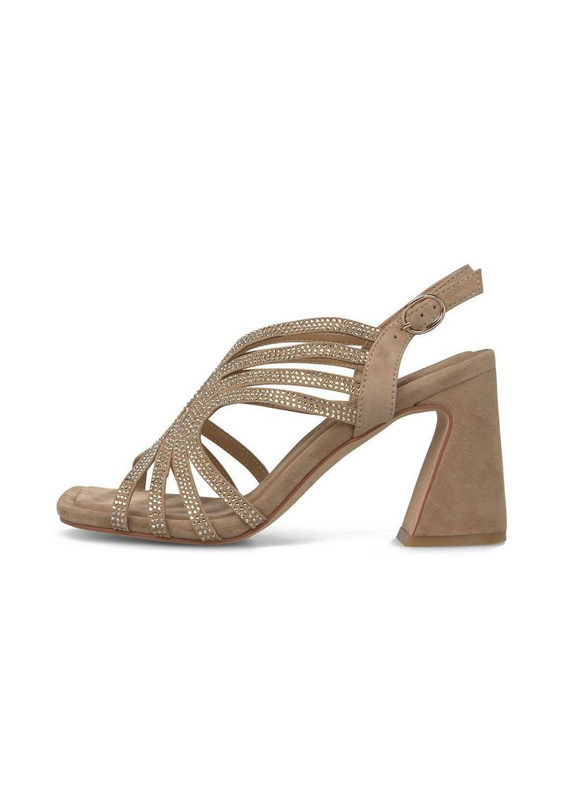 Sandalia de tacón alto de ante beige con diseño de múltiples tiras, decorada con pequeños strass y puntera abierta redondeada.