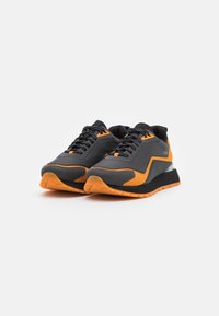 Scarpe sportive nere e arancioni con una tomaia testurizzata, suola ammortizzata e accenti a contrasto. Presentano un design con lacci e un dettaglio con logo.