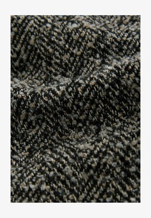 Gewebe mit einem Fischgrätenmuster in Schwarz-, Grau- und Beige-Tönen; strukturierte, weiche und leicht fuzzy Erscheinung.