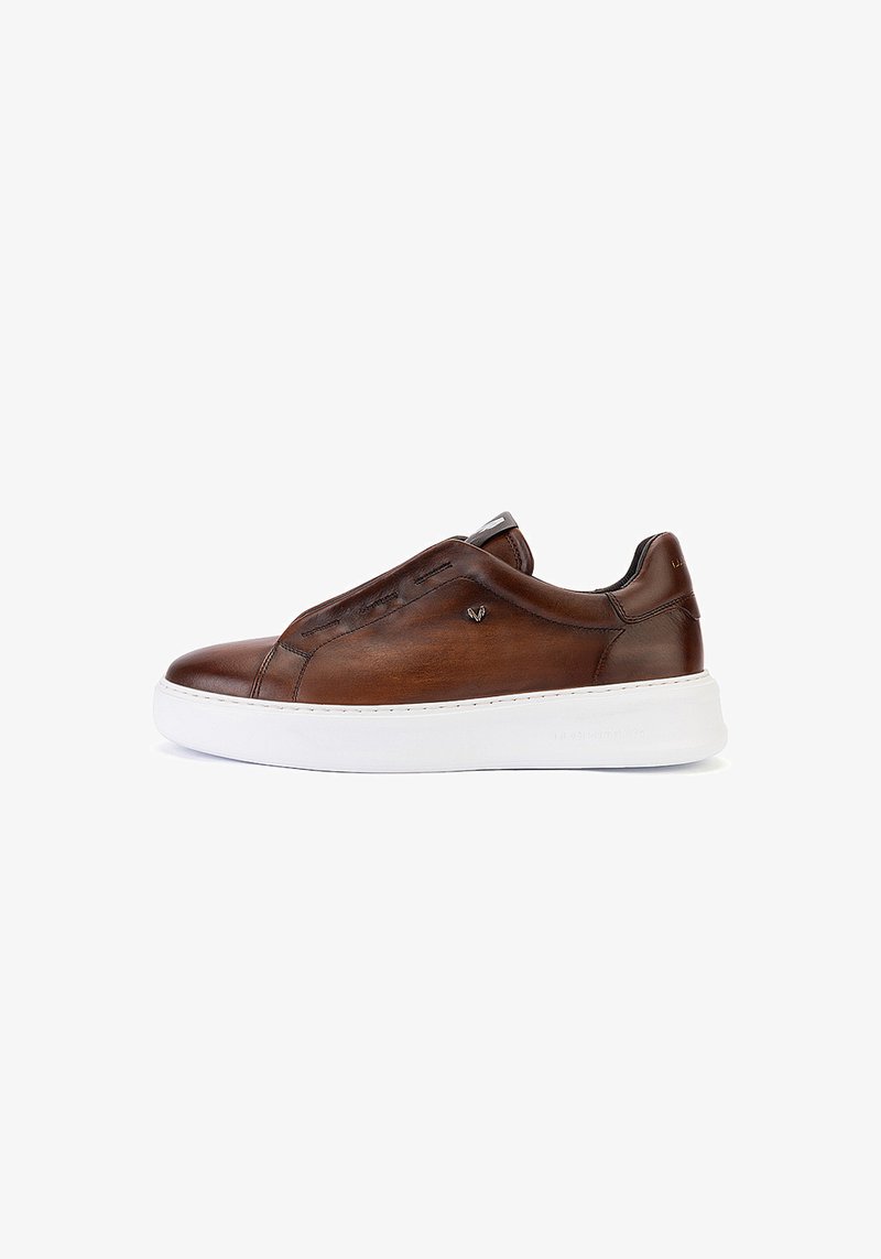 Baskets cuir basses marron avec une semelle blanche épaisse et sans lacets visibles, vues de profil sur fond blanc.