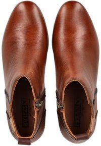 Stivali ankle in pelle marrone con una superficie liscia, chiusura con zip ai lati e sottili dettagli di cucitura vicino alla caviglia.