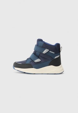 Blaue und schwarze Mid-Top-Sneaker mit doppelt verstellbaren Klettverschlüssen, strukturiertem Stoff und einer hellen Gummisohle. Mit reflektierenden Details akzentuiert.