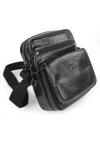 Bolso cruzado de cuero negro con múltiples compartimentos con cremallera, detalle de logo en relieve y costuras blancas contrastantes. Correa ajustable.