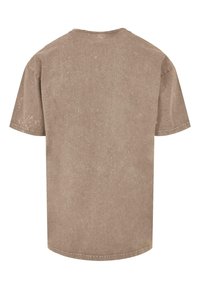 Camiseta de manga corta en un color marrón apagado, con cuello redondo y un acabado sutilmente texturizado en toda la prenda. Sin gráficos visibles.