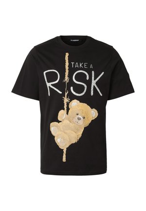 Maglietta nera con un orsacchiotto che sale una corda, integrata nella frase "Take a Risk" con lettere bianche.