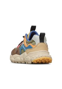 Mnohobarevná teniska s kombinací materiálů, včetně kůže a síťoviny, s robustní, texturovanou podešví a poutkem na patě.