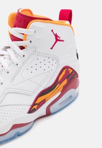 Biele basketbalové topánky s červeným logom Jumpman, červenými a oranžovými akcentami, bielymi šnúrkami a priehľadnou modrou podrážkou.