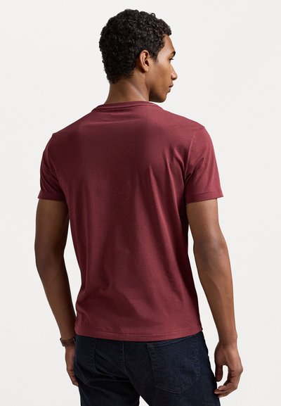 T-shirt en coton bordeaux à manches courtes et col rond, avec une texture lisse et une coupe classique, montré de dos.