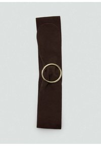 Diadema de tela marrón con textura suave, con un diseño anudado y un adorno metálico circular en tono dorado.