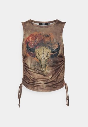 Mouwloze bruine top met plooien en zijdetails, met een studs versierd stierenkopgrafiek en een bloemenmotief aan de voorkant.