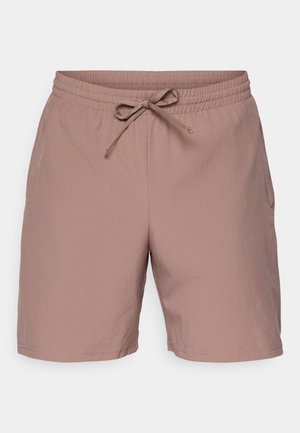 Shorts rosa chiaro realizzati in tessuto morbido, dotati di una vita elasticizzata con coulisse, tasche laterali e design a vestibilità comoda.