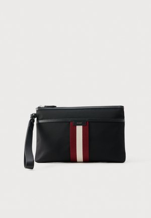 Bolsa negra rectangular con cremallera y correa para la muñeca, con una franja vertical roja y blanca y un pequeño logotipo de Bally.