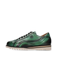Grüne Ledersneaker mit schwarzen Akzenten, strukturierten Seiten, silbernen Ösen und einer beigen, gezackten Sohle. Klassisches Low-Top-Design.
