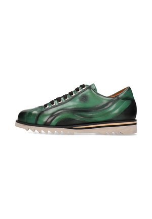 Zapatillas de cuero verdes con acentos negros, lados texturizados, ojales plateados y una suela beige con bordes serrados. Diseño clásico de corte bajo.