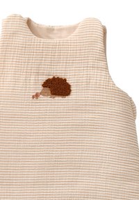 Helle beige Baby-Schlafsack mit dünnen vertikalen Streifen. Mit einer braunen Igel-Stickerei auf der Vorderseite, weich im Griff und mit runder Ausschnittform.