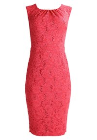 Robe rouge en dentelle avec manches courtes, dotée d'un col froncé et d'une silhouette ajustée. Motif floral texturé avec des sequins.