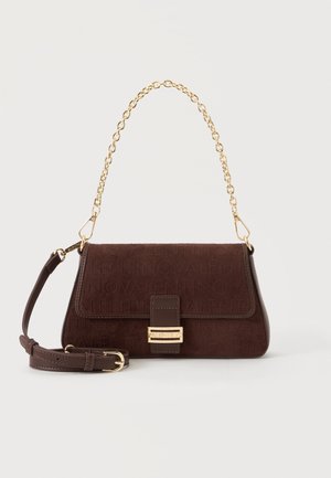 Dunkelbraune Valentino-Handtasche mit goldener Kettenhenkel, verstellbarem Leder-Riemen und goldfarbenem Logo-Verschluss an der Vorderklappe.