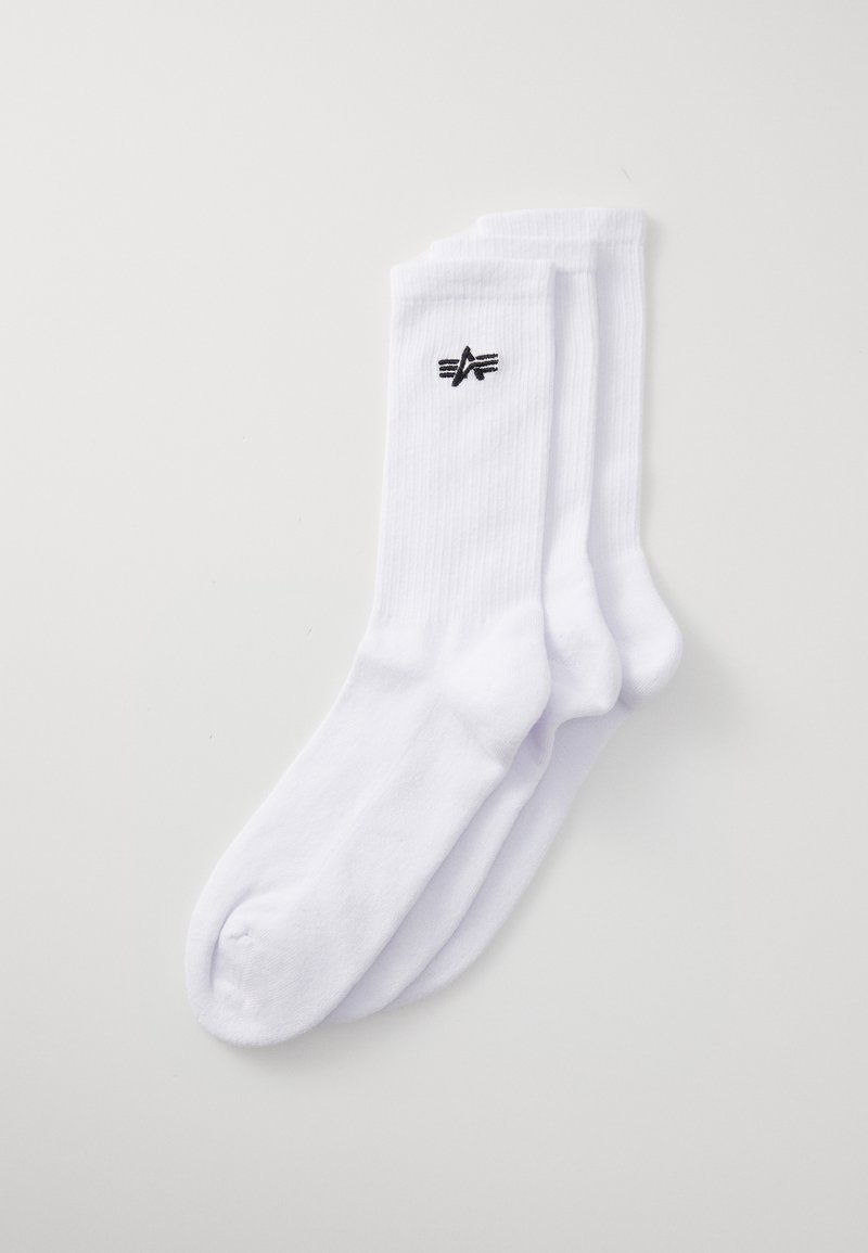 Weiße Baumwollsocken mit gerippter Textur, die auf einer Seite ein kleines schwarzes Logo aufweisen. Drei Paar, alle im gleichen Design.