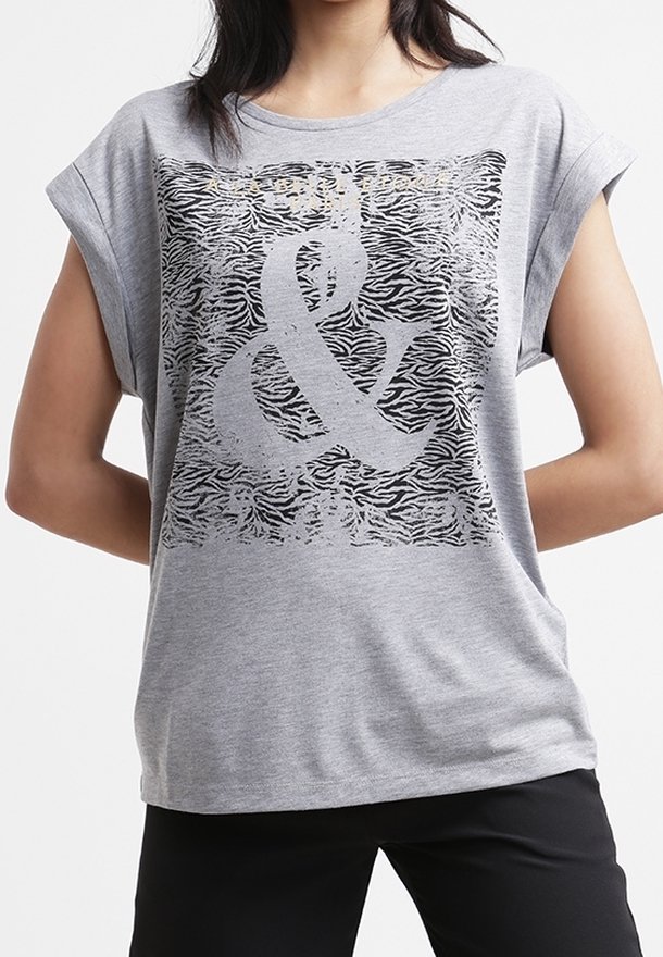 Harmaa graafinen t-paita lyhyillä hihoilla, jossa on suurikokoinen mustavalkoinen seepra-kuvio ja metallinhohtoinen "&" graafinen elementti. Pehmeä tekstuuri.