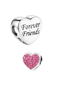 Due charm a forma di cuore: uno in argento lucido con "Amici per sempre" inciso, e l'altro in rosa con gemme scintillanti incastonate in argento.