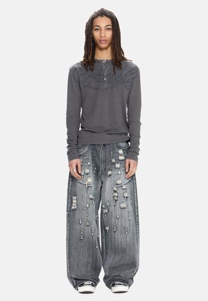 Poradie 13: Jaded London - GREY DISTRESSED BULLET HOLE XL COLOSSUS - Džínsy baggy