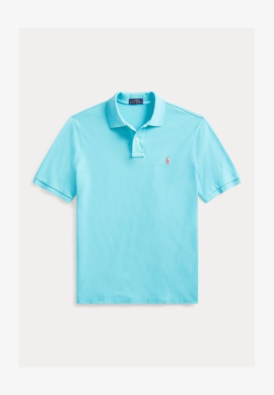 Svjetloplavi pamučni polo majica, s klasičnim ovratnikom, kratkim rukavima i malim ružičastim logotipom na lijevoj strani prsiju.