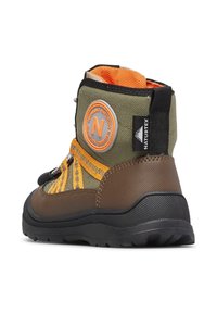 Botte pour enfants marron et verte avec des accents orange, tissu texturé, semelle en caoutchouc et logo circulaire sur le côté. Dispose d'un système de laçage.