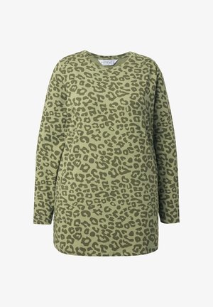 Camisa de manga larga en verde oliva con un patrón de leopardo. Tela suave y liviana con un escote redondo y un corte relajado.