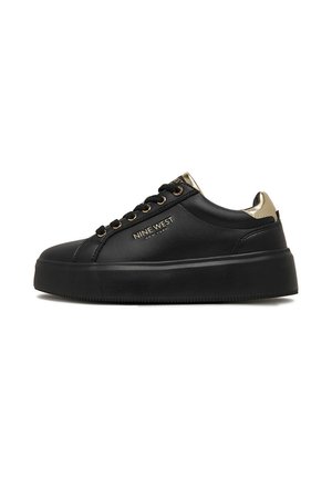 Czarny sneaker na platformie ze złotymi akcentami, sznurowadłami i logo Nine West New York po boku, widoczny z zewnętrznej strony.