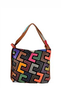 Sac à épaule coloré à motifs avec un mélange de formes géométriques, fabriqué en tissu texturé, doté d'une sangle marron et de détails accentués.