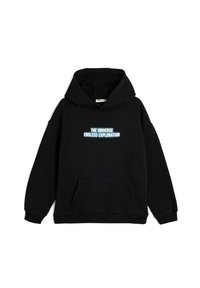 Svart hoodie i mjukt material, med en framficka. Texten "THE UNIVERSE ENDLESS EXPLORATION" i blått och vitt på bröstet.