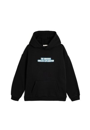 Sudadera negra de material suave, con un bolsillo delantero. Texto "EL UNIVERSO EXPLORACIÓN SIN FIN" en azul y blanco en la zona del pecho.