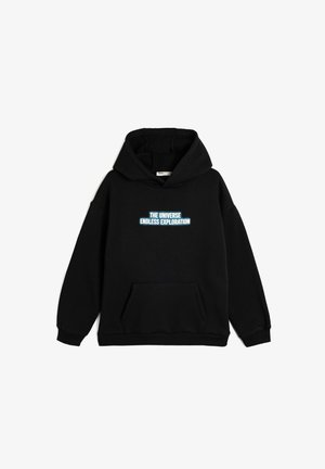 Felpa nera con cappuccio realizzata in morbido materiale, dotata di una tasca frontale. Testo "L'UNIVERSO ESPLORAZIONE INFINITA" in blu e bianco nella zona del petto.