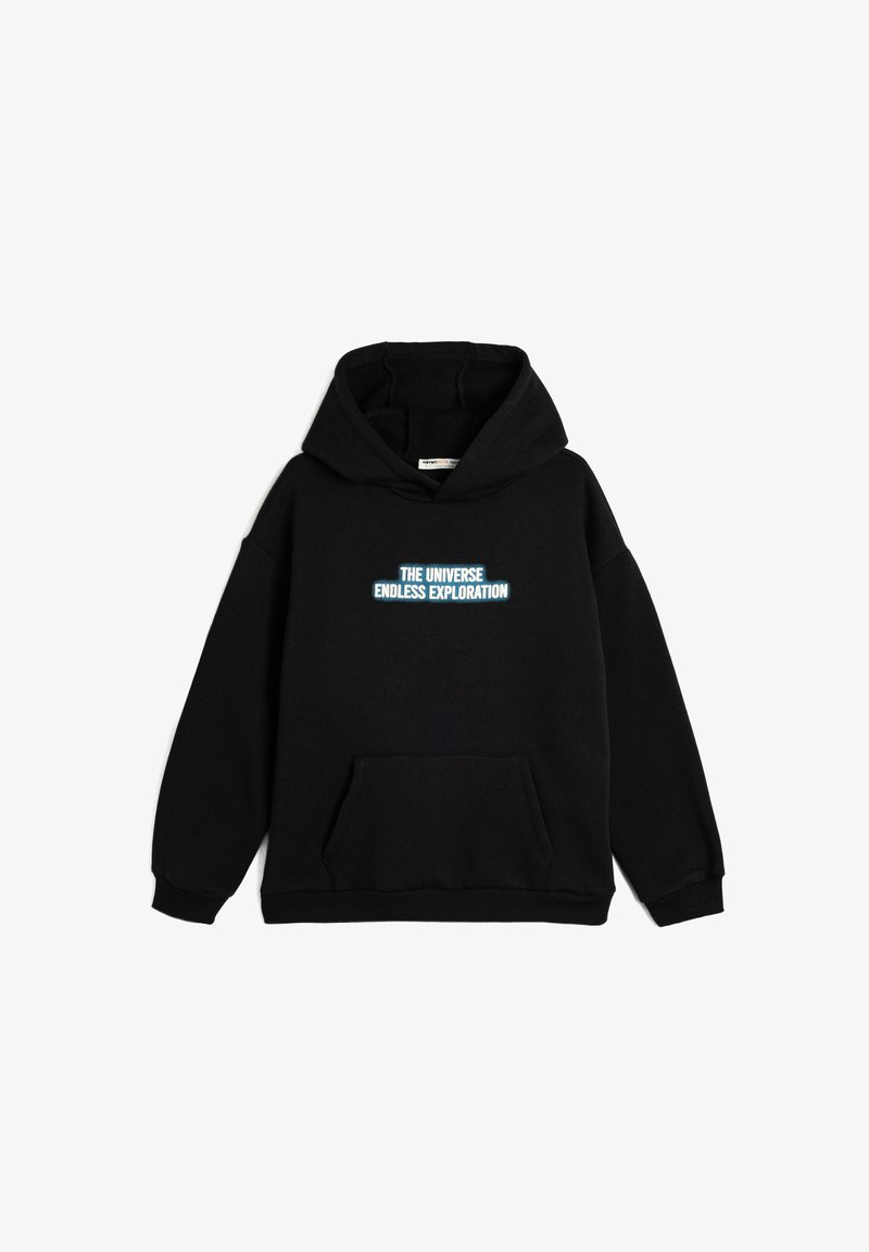 Felpa nera con cappuccio realizzata in morbido materiale, dotata di una tasca frontale. Testo "L'UNIVERSO ESPLORAZIONE INFINITA" in blu e bianco nella zona del petto.