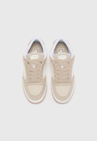 Beige semsket sneakers med hvite detaljer, rund tå, polstret tunge og flate lisser. Gummisåle med teksturert mønster. Logo på tungen.