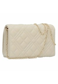 Portafoglio beige trapuntato con una tracolla a catena, con una forma rettangolare e una consistenza liscia. Include motivi a rombo e dettagli in hardware dorato.