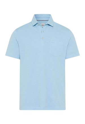 Hellblaues Poloshirt mit kurzen Ärmeln, Kragen, zweiknöpfiger Knopfleiste und kleiner Brusttasche auf der linken Seite.