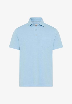 Hellblaues Poloshirt mit kurzen Ärmeln, Kragen, zweiknöpfiger Knopfleiste und kleiner Brusttasche auf der linken Seite.