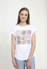 Biała bawełniana koszulka z krótkim rękawem, z okrągłym dekoltem, z dziewięcioma panelami przedstawiającymi ilustrowane koty w różnych wyrazach i kolorach.