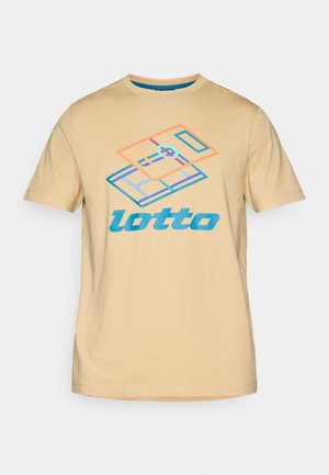 Bēšas kokvilnas t-krekls ar krāsainu grafiku, kurā attēlots tenisa korts un zils zīmols "lotto", ar īsām piedurknēm un apaļu kakla izgriezumu.