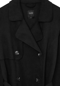Cappotto in suede nero con revers a punta, bottoni doppi e tasche laterali. L'etichetta riporta "Calliope Collection," taglia S.