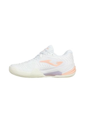 Weißer flacher Sportschuh mit Pfirsich-Akzenten, strukturierter Sohle und Schnürdesign, seitlich auf weißem Hintergrund gezeigt.