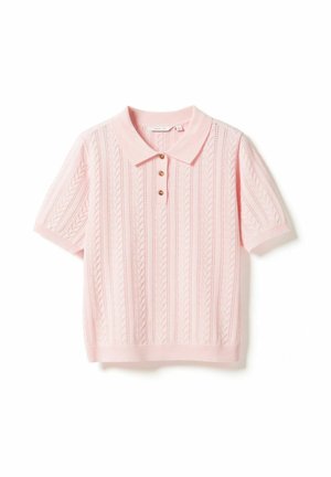 Polo en maille rose clair à manches courtes avec des motifs torsadés et ajourés, poignets et ourlets côtelés, et trois boutons marron sur la patte de boutonnage.